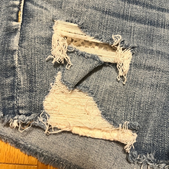 Crochet Medium Destroy Wash Denim American Eagle Shorts - Picture 5 of 8